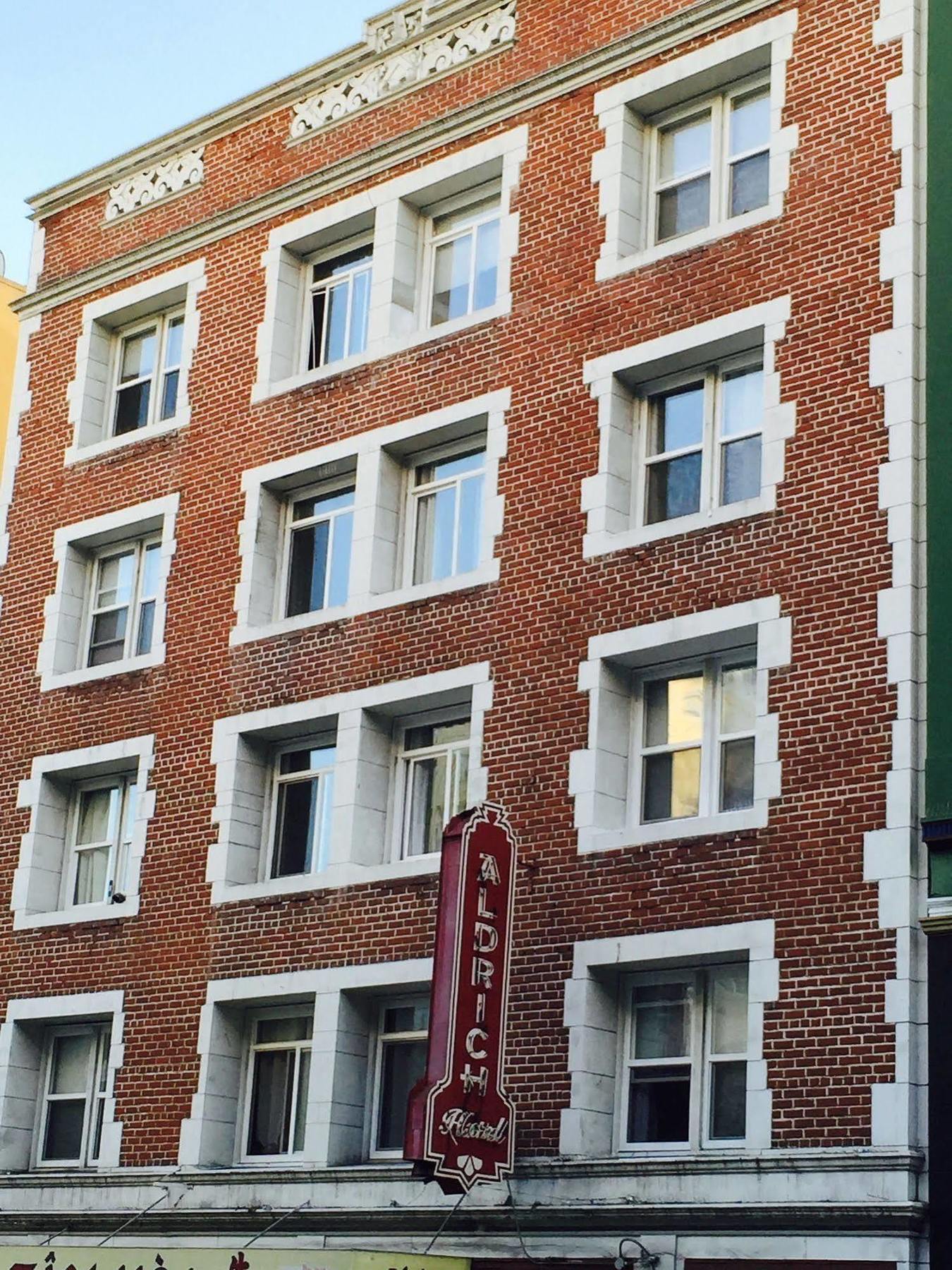 Aldrich Hotel 2*