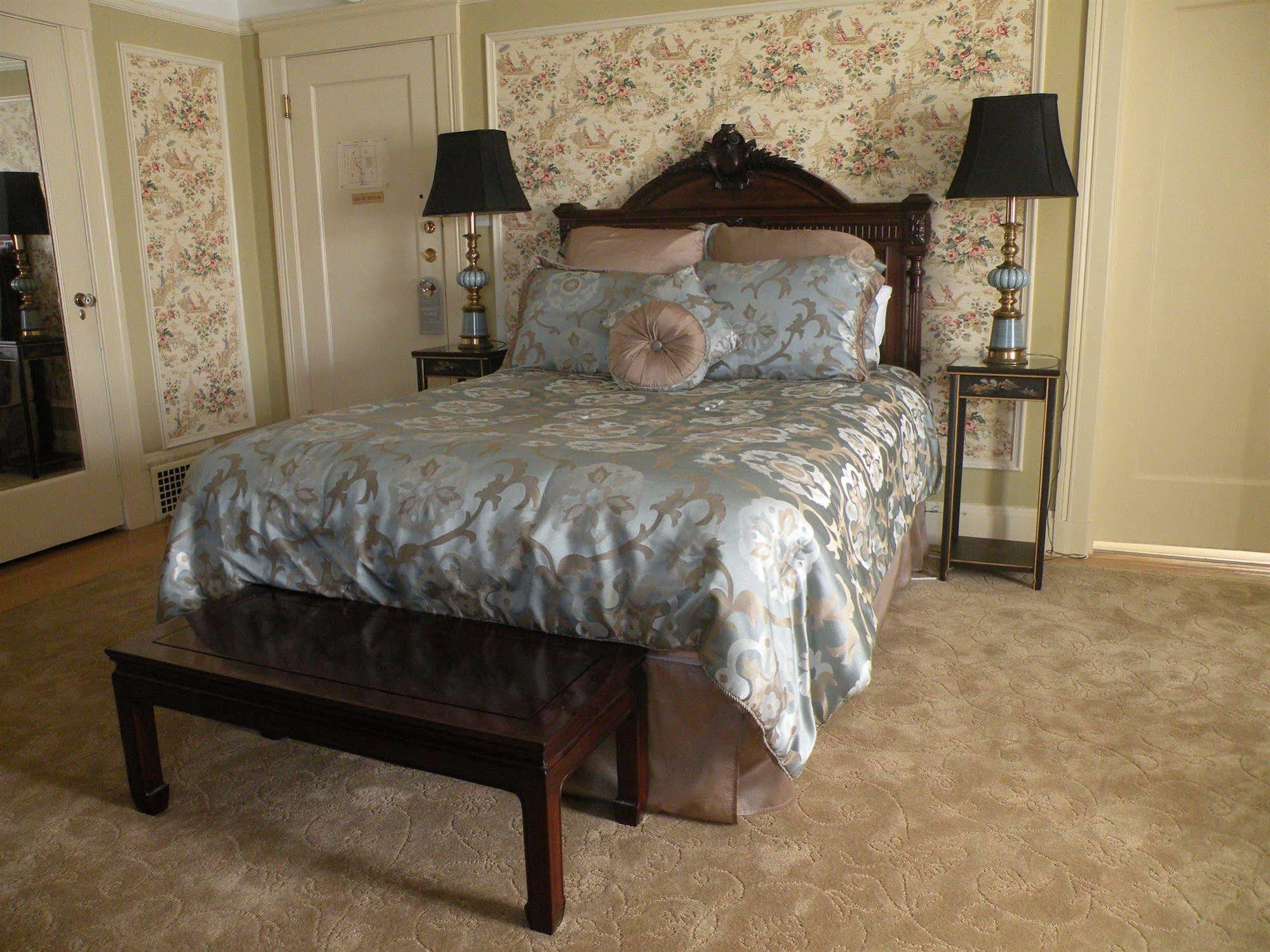 Jackson Court 3*