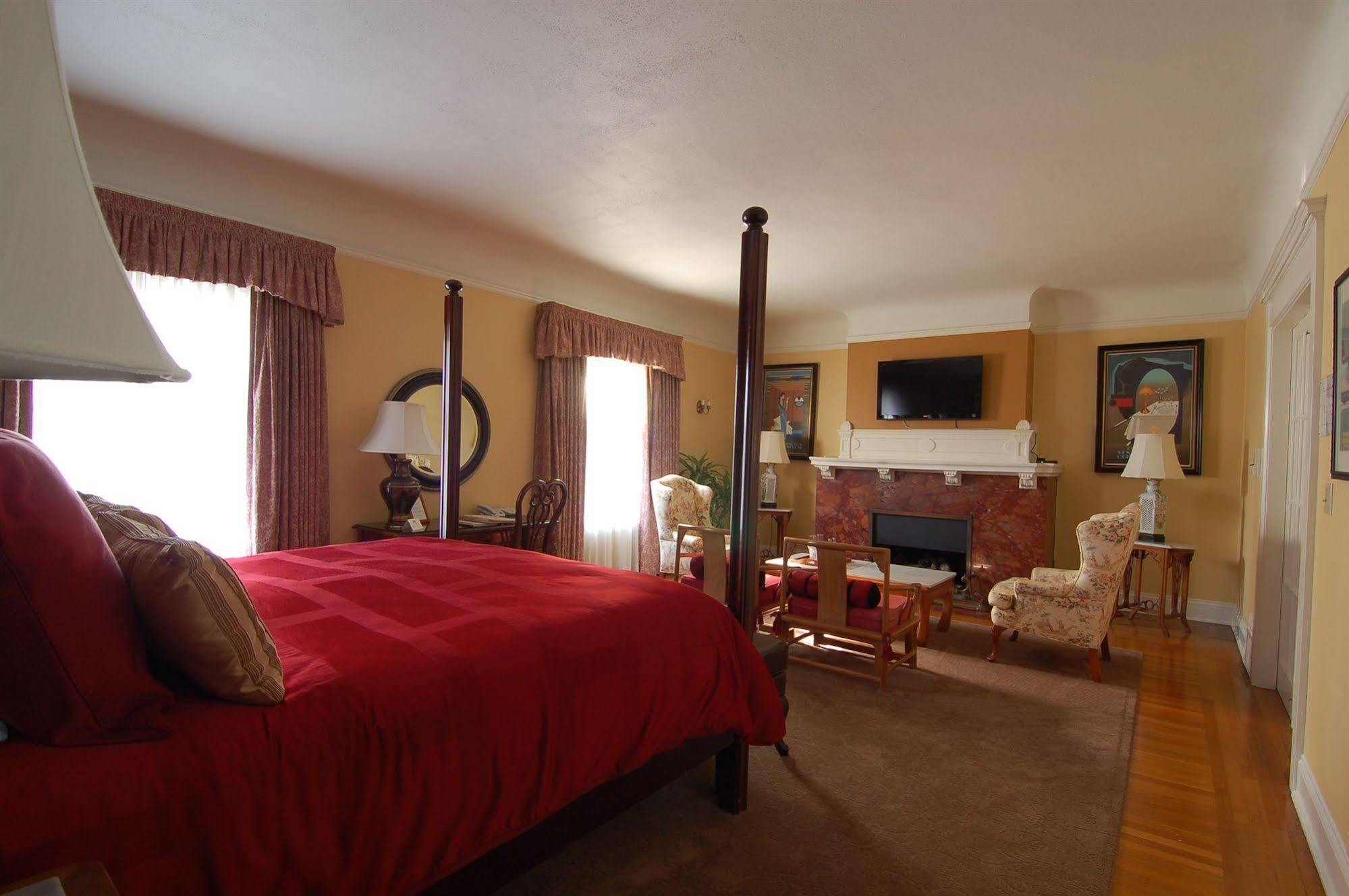 Jackson Court 3*
